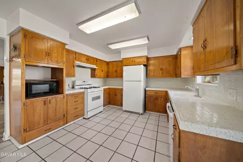 Kitchen - 500 Oakwood St, Tehachapi, CA 93561 photo 3 of 5