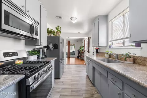 Kitchen - 44049 Elm Ave, Lancaster, CA 93534 photo 2 of 4