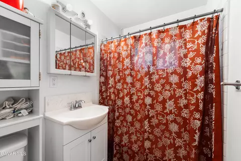 Bath - 44049 Elm Ave, Lancaster, CA 93534 photo 1 of 2