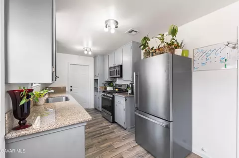 Kitchen - 44049 Elm Ave, Lancaster, CA 93534 photo 3 of 4