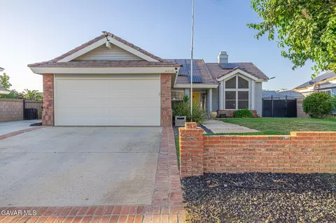 6015 Country Ln, Quartz Hill, CA 93536
