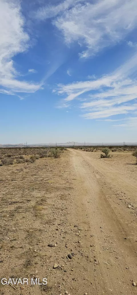 180 E Ste Vic Avenue W4 Ste, Llano, CA 93544 photo 3