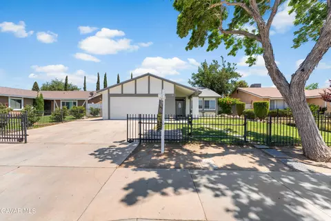 39056 Dianron Rd, Palmdale, CA 93551