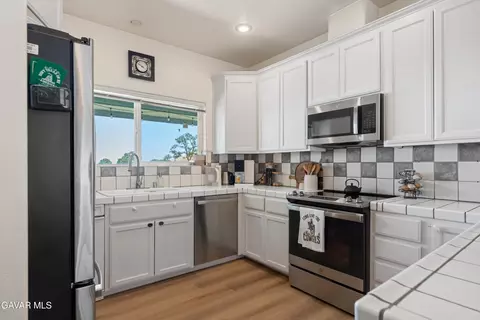 Kitchen - 18515 Jacks Hill Rd, Tehachapi, CA 93561 photo 2 of 3