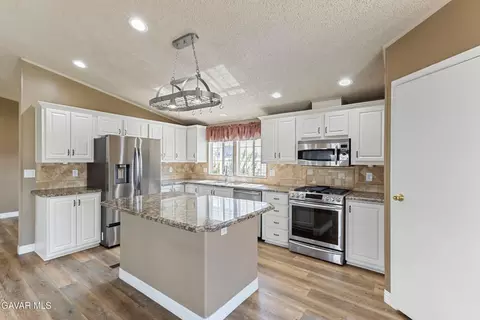 Kitchen - 33105 Santiago Rd #SPC 149, Acton, CA 93510 photo 1 of 2