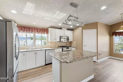 Kitchen - 33105 Santiago Rd #SPC 149, Acton, CA 93510 photo 2 of 2