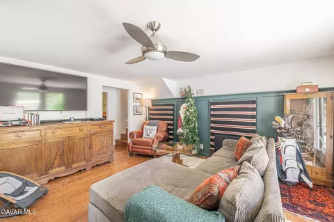 Living - 26780 Deertrail Dr, Tehachapi, CA 93561 photo 4 of 5