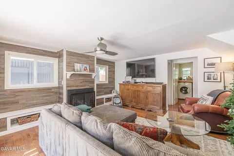 Living - 26780 Deertrail Dr, Tehachapi, CA 93561 photo 5 of 5