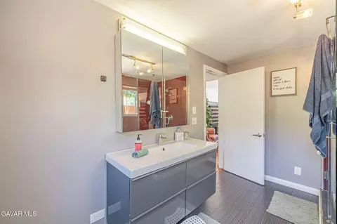 Bath - 26780 Deertrail Dr, Tehachapi, CA 93561 photo 2 of 3