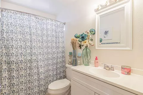Bath - 43661 Bravo Ln, Lancaster, CA 93535 photo 3 of 3