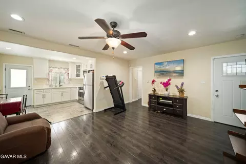 6838 Severn Dr, Paramount, CA 90723 photo 7