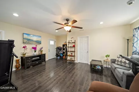 6838 Severn Dr, Paramount, CA 90723 photo 4