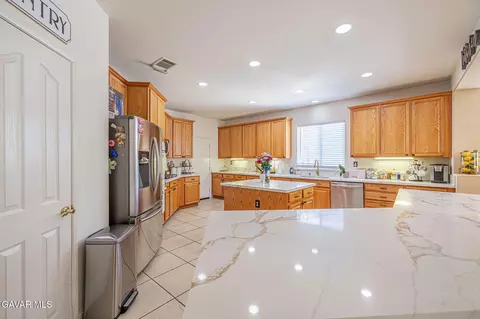 Kitchen - 4302 Olivera Pl, Lancaster, CA 93536 photo 3 of 4