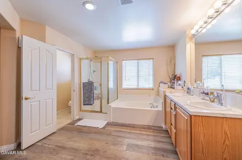 Bath - 4302 Olivera Pl, Lancaster, CA 93536 photo 2 of 3
