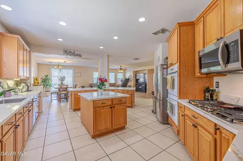 Kitchen - 4302 Olivera Pl, Lancaster, CA 93536 photo 2 of 4