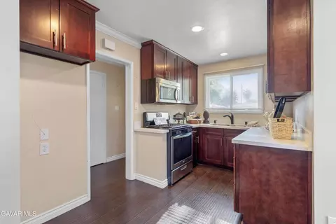 Kitchen - 44119 Fig Ave, Lancaster, CA 93534 photo 2 of 2