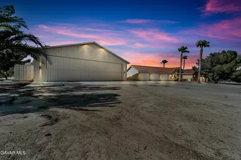 8433 Prospect St, Mojave, CA 93501