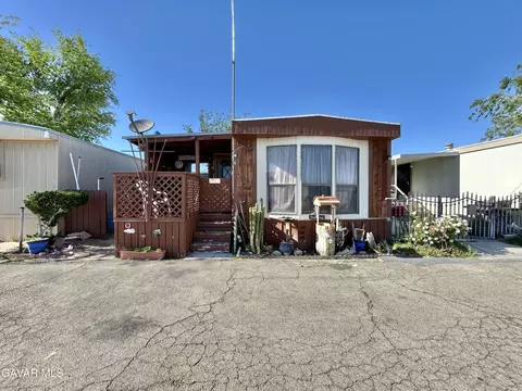 470 20th St W #6, Rosamond, CA 93560
