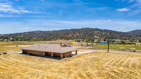 28900 Bear Valley Rd, Tehachapi, CA 93561 photo 2