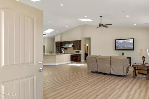 28900 Bear Valley Rd, Tehachapi, CA 93561 photo 6