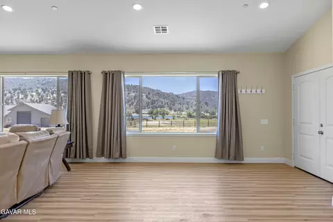 28900 Bear Valley Rd, Tehachapi, CA 93561 photo 8