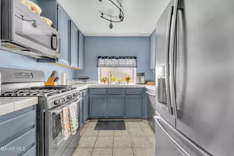 Kitchen - 3628 Marilynn St, Lancaster, CA 93536 photo 2 of 3