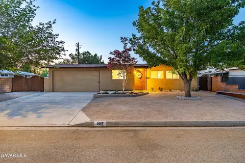 2017 Newgrove St W, Lancaster, CA 93536