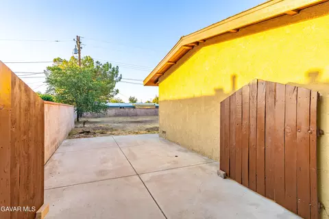 Exterior - 2017 Newgrove St W, Lancaster, CA 93536 photo 16 of 18