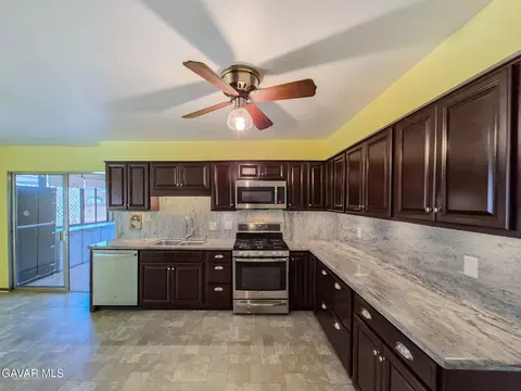Kitchen - 2534 Ave R-3 E, Palmdale, CA 93550 photo 5 of 7