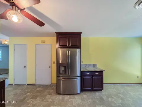 Kitchen - 2534 Ave R-3 E, Palmdale, CA 93550 photo 3 of 7