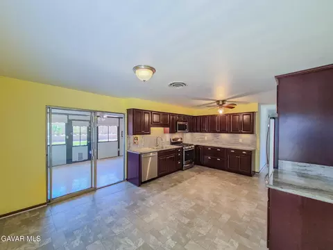 Kitchen - 2534 Ave R-3 E, Palmdale, CA 93550 photo 2 of 7