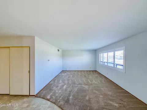 Living - 2534 Ave R-3 E, Palmdale, CA 93550 photo 2 of 5