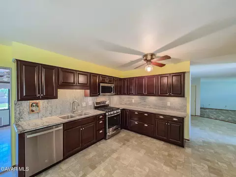 Kitchen - 2534 Ave R-3 E, Palmdale, CA 93550 photo 6 of 7