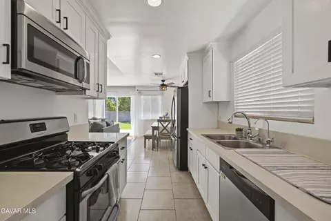 Kitchen - 45423 Sancroft Ave, Lancaster, CA 93535 photo 2 of 3