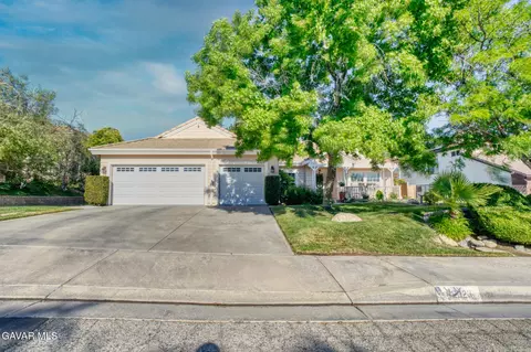 42323 Round Hill Dr, Lancaster, CA 93536