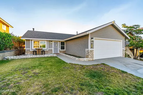 42635 Pinecliff Dr, Lake Hughes, CA 93532