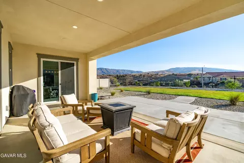 Exterior - 39243 Stallion Dr, Palmdale, CA 93551 photo 6 of 11