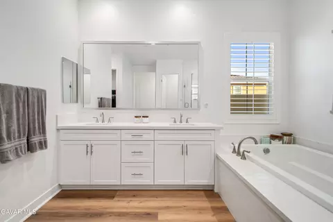 Bath - 39243 Stallion Dr, Palmdale, CA 93551 photo 2 of 5
