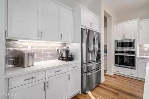 Kitchen - 39243 Stallion Dr, Palmdale, CA 93551 photo 5 of 6