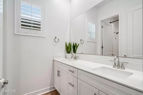 Bath - 39243 Stallion Dr, Palmdale, CA 93551 photo 4 of 5