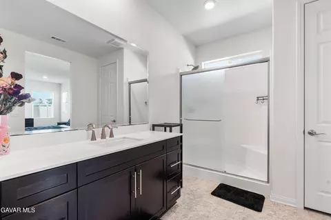 Bath - 2030 Donatello St E, Lancaster, CA 93535 photo 2 of 3