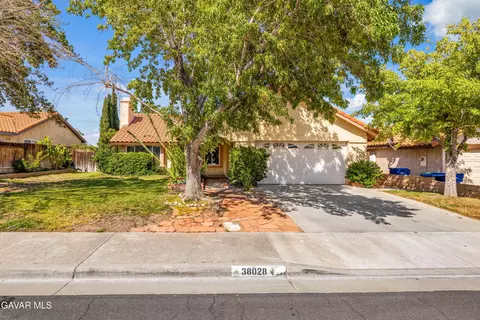 38028 Meadowlark Ln, Palmdale, CA 93551