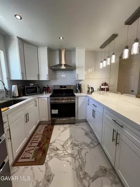 Kitchen - 41060 E 158th Street East St, Lancaster, CA 93535 photo 2 of 5