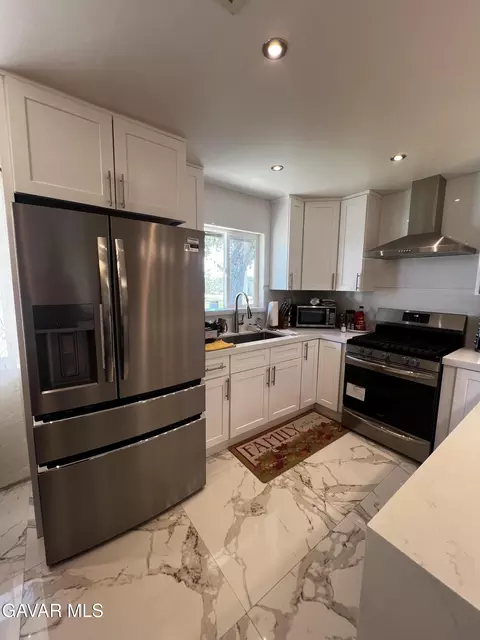 Kitchen - 41060 E 158th Street East St, Lancaster, CA 93535 photo 4 of 5