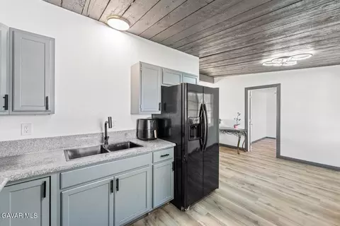 Kitchen - 24254 Chaparral Ave, Boron, CA 93516 photo 5 of 5