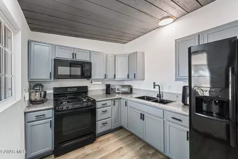 Kitchen - 24254 Chaparral Ave, Boron, CA 93516 photo 4 of 5