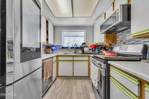 Kitchen - 44550 15th St E UNIT 1, Lancaster, CA 93535 photo 1 of 2