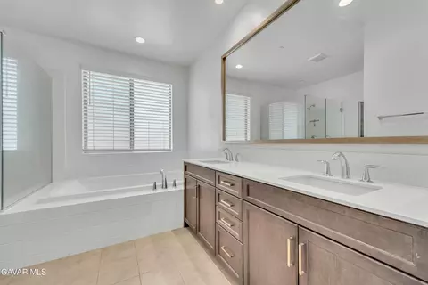 Entry Way - 3884 Saddle Dr, Palmdale, CA 93551 photo 6 of 7