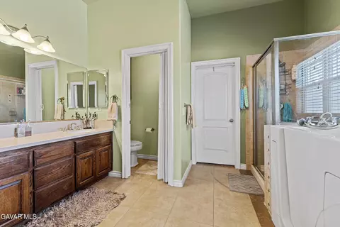 Bath - 18050 Rawhide Ct, Tehachapi, CA 93561 photo 1 of 2
