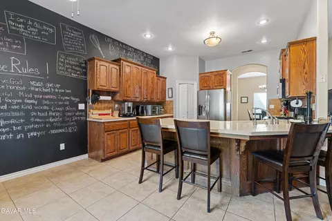 Kitchen - 18050 Rawhide Ct, Tehachapi, CA 93561 photo 2 of 2